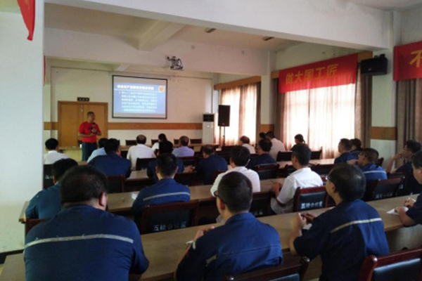 广东会集团对员工进行安全培训。